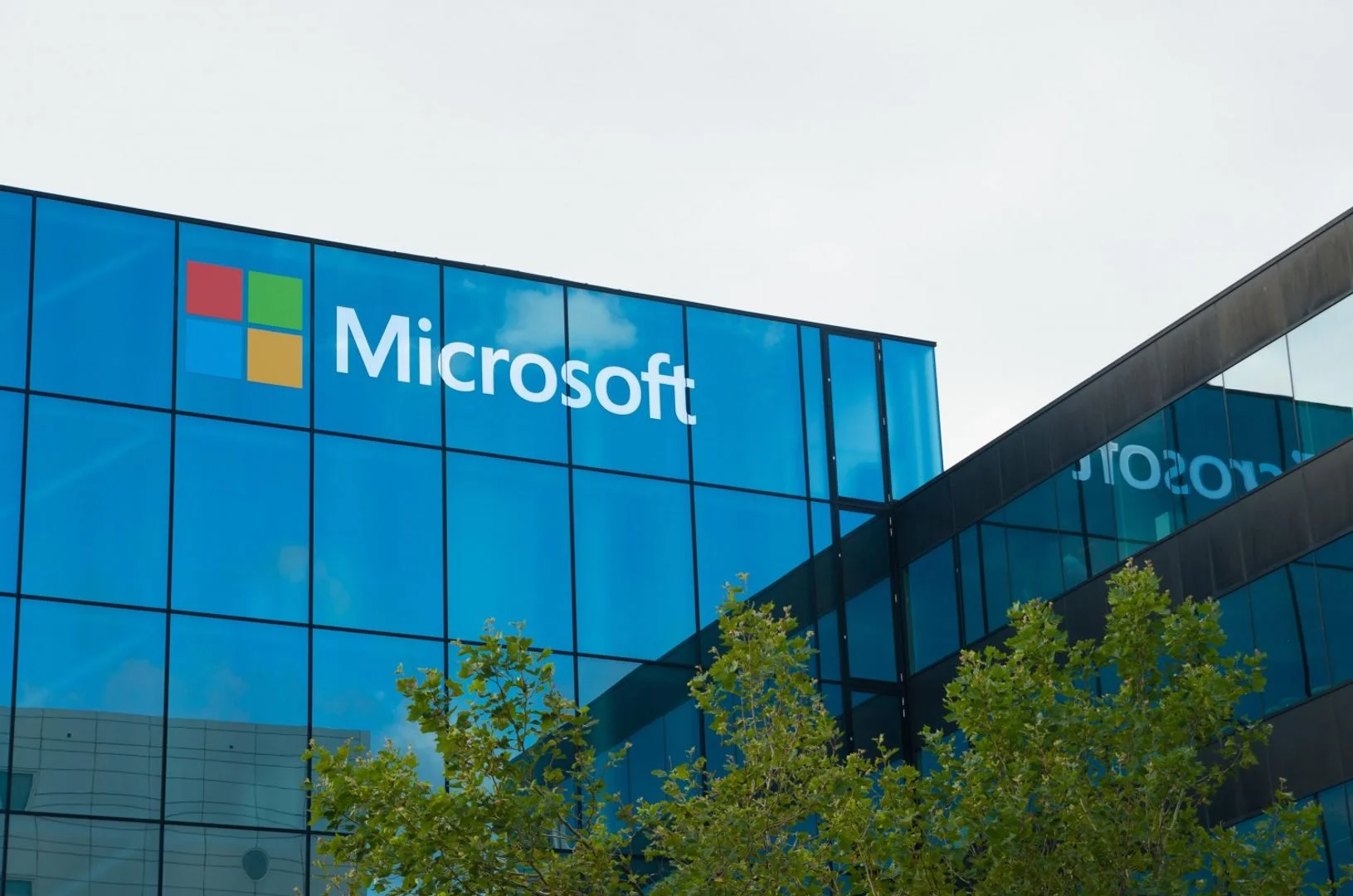 실시간 업데이트: Microsoft의 AI 성과로 주식 상승, 비트코인 $64,000 근처 유지